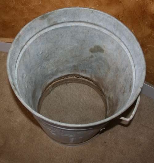 A FANTASTIC VINTAGE 1972 LARGE STEEL DUST BIN PERFECT FOR VINTAGE GARDEN DECOR