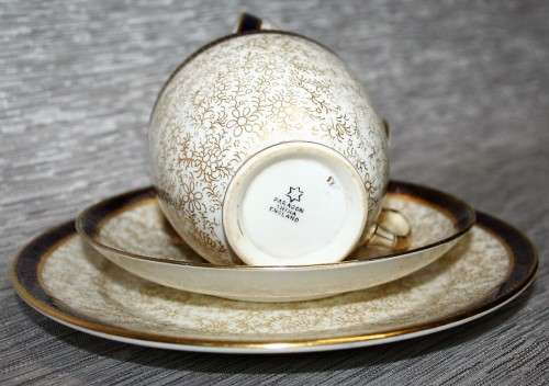 A EXQUISITE VINTAGE PARAGON TRIO WITH VERY RICH DESIHN STUNNING