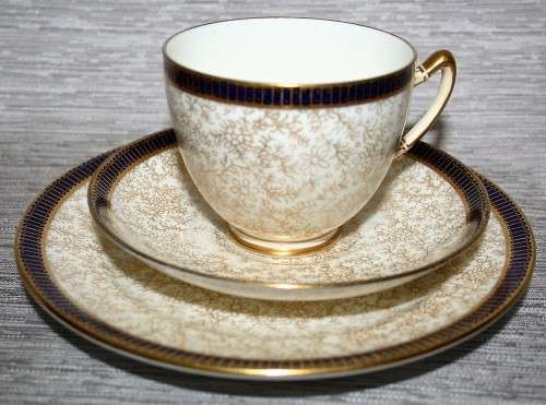 A EXQUISITE VINTAGE PARAGON TRIO WITH VERY RICH DESIHN STUNNING
