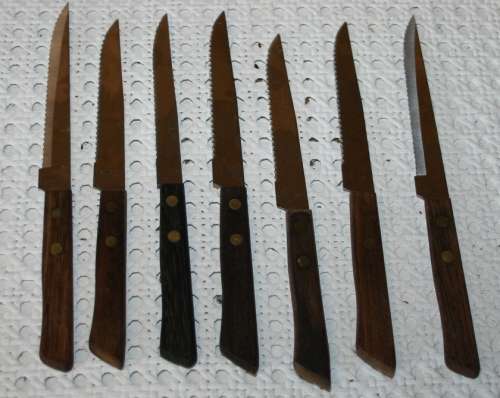 SEVEN SHARP STEAK KNIFES WITH WOODEN HANDLES