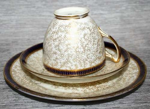 A EXQUISITE VINTAGE PARAGON TRIO WITH VERY RICH DESIHN STUNNING