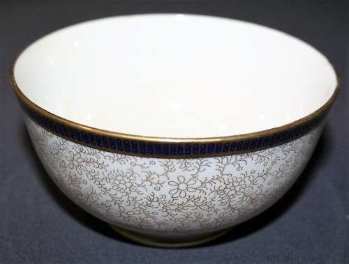 A EXQUISITE VINTAGE PARAGON BOWL WITH VERY RICH DESIGN STUNNING