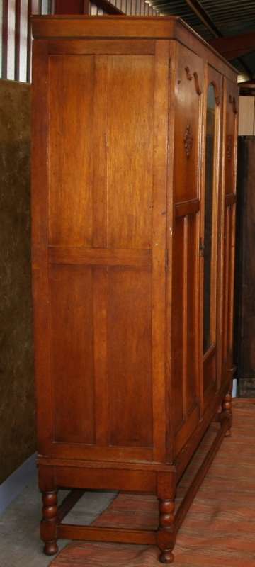 WOW ABSOLUTELY SPECTACULAR LARGE VINTAGE/ANTIQUE 3 DOOR WARDROBE - IN SHOW ROOM CONDITION!!!!