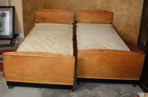 TWO GORGEOUS OAK FINISHED SINGLE BEDS WITH HEADBOARD - FOOTBOARD - AND THE CENTRE PIECE!!!
