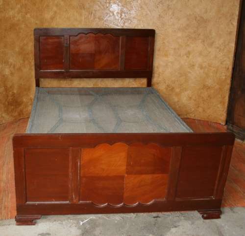 A FANTASTIC VINTAGE OAK DOUBLE BED WITH HEADBOARD - FOOTBOARD - AND CENTRE PIECE STUNNING