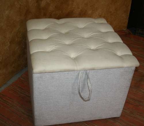A FANTASTIC UPHOLSTERED SORAGE KIST/OTTOMAN OR STYLISH WASHING BASKET WITH DIAMOND  BUTTONING ON TOP