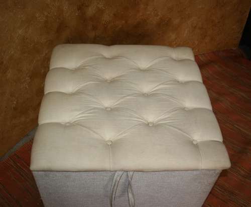 A FANTASTIC UPHOLSTERED SORAGE KIST/OTTOMAN OR STYLISH WASHING BASKET WITH DIAMOND  BUTTONING ON TOP
