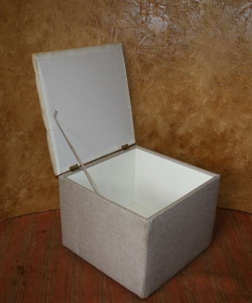 A FANTASTIC UPHOLSTERED SORAGE KIST/OTTOMAN OR STYLISH WASHING BASKET WITH DIAMOND  BUTTONING ON TOP