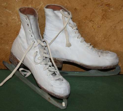 A PAIR OF VINTAGE ICE SKATE SHOES SIZE 10 - WILL MAKE STUNNING HOME DECOR!!