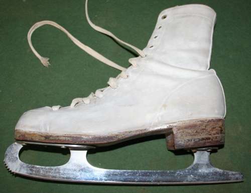 A PAIR OF VINTAGE ICE SKATE SHOES SIZE 10 - WILL MAKE STUNNING HOME DECOR!!