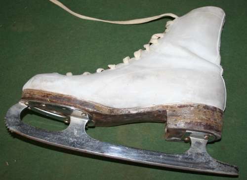 A PAIR OF VINTAGE ICE SKATE SHOES SIZE 10 - WILL MAKE STUNNING HOME DECOR!!