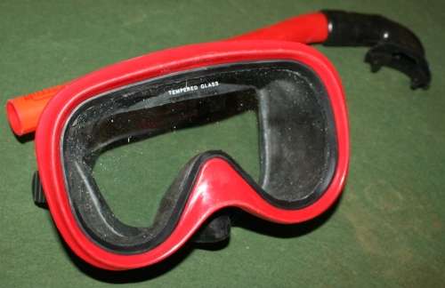 SWIMMING MASK WITH A SNORKEL MARKED TEMPERED GLASS