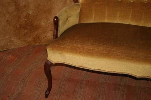 WOW!!! A STUNNING VINTAGE DARK MUSTARD QUEEN ANNE PARLOUR COUCH IN GOOD CONDITION!!!
