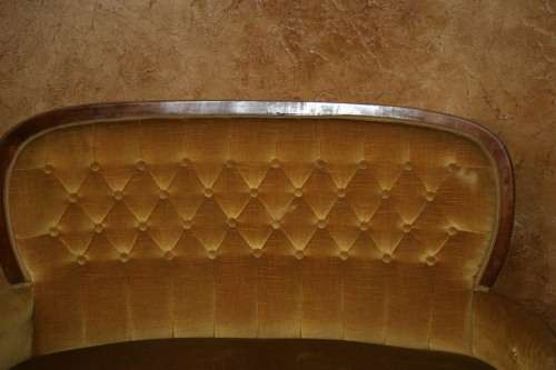 WOW!!! A STUNNING VINTAGE DARK MUSTARD QUEEN ANNE PARLOUR COUCH IN GOOD CONDITION!!!