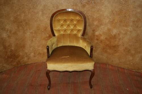 A STUNNING VINTAGE DARK MUSTARD QUEEN ANNE CHAIR WILL LOOK AMAZING IN A SPECIAL CORNER