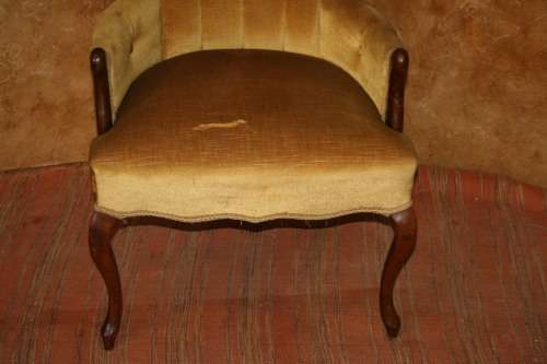 A STUNNING VINTAGE DARK MUSTARD QUEEN ANNE CHAIR WILL LOOK AMAZING IN A SPECIAL CORNER