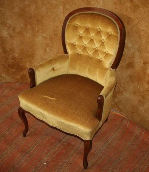 A STUNNING VINTAGE DARK MUSTARD QUEEN ANNE CHAIR WILL LOOK AMAZING IN A SPECIAL CORNER