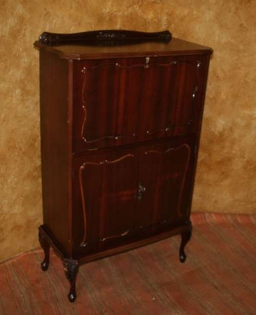 A GORGEOUS ENGLISH STYLE QUEEN ANNE LIQOUR CABINET WITH FANTASTIC INLAY WORK AND BEAUTIFUL CARVED