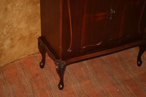 A GORGEOUS ENGLISH STYLE QUEEN ANNE LIQOUR CABINET WITH FANTASTIC INLAY WORK AND BEAUTIFUL CARVED