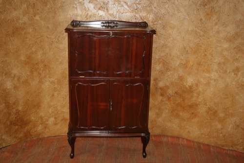 A GORGEOUS ENGLISH STYLE QUEEN ANNE LIQOUR CABINET WITH FANTASTIC INLAY WORK AND BEAUTIFUL CARVED