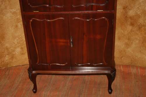 A GORGEOUS ENGLISH STYLE QUEEN ANNE LIQOUR CABINET WITH FANTASTIC INLAY WORK AND BEAUTIFUL CARVED