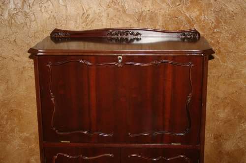 A GORGEOUS ENGLISH STYLE QUEEN ANNE LIQOUR CABINET WITH FANTASTIC INLAY WORK AND BEAUTIFUL CARVED