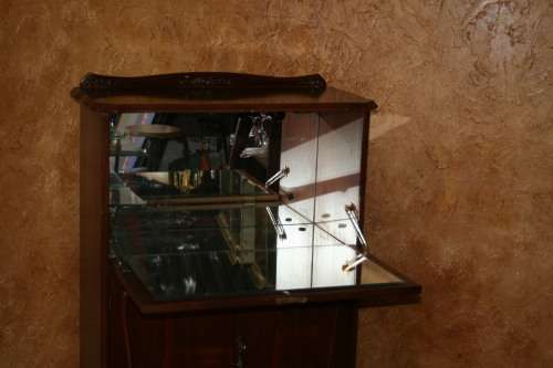 A GORGEOUS ENGLISH STYLE QUEEN ANNE LIQOUR CABINET WITH FANTASTIC INLAY WORK AND BEAUTIFUL CARVED