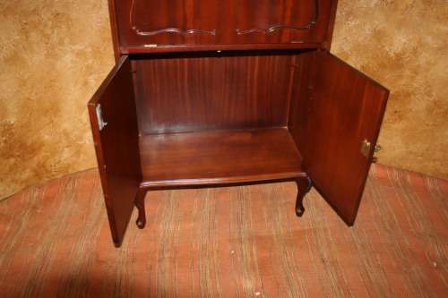 A GORGEOUS ENGLISH STYLE QUEEN ANNE LIQOUR CABINET WITH FANTASTIC INLAY WORK AND BEAUTIFUL CARVED