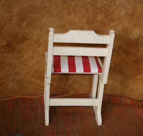 AN AMAZING SINGLE WHITE WOODEN SHABBY CHIC CHAIR WITH WHITE AND RED STRIPED FABRIC STUNNING!!