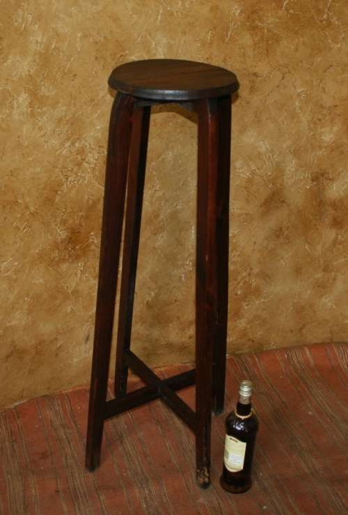 A STUNNING 102CM TALL VINTAGE WOODEN POT PLANT STAND