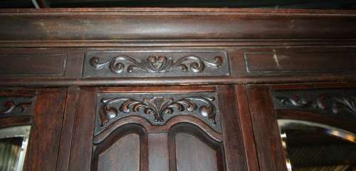 THIS SPECTACULAR SOLID IMBUIA/BLACK WOOD? VINTAGE/ANTIQUE WARDROBE CUPBOARD WITH 4 DRAWS 209CM TALL!