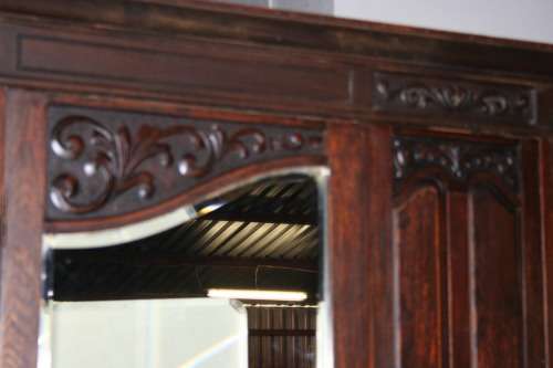 THIS SPECTACULAR SOLID IMBUIA/BLACK WOOD? VINTAGE/ANTIQUE WARDROBE CUPBOARD WITH 4 DRAWS 209CM TALL!