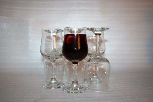 SIX QUALITY VINTAGE WINE GOBLETS WITH A FINE RIM BY DEMA Made in England in the Original Box