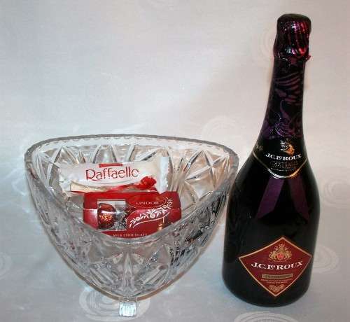 Stunning triangular cut crystal frosted fruit/salad compote pedestal centerpiece bowl