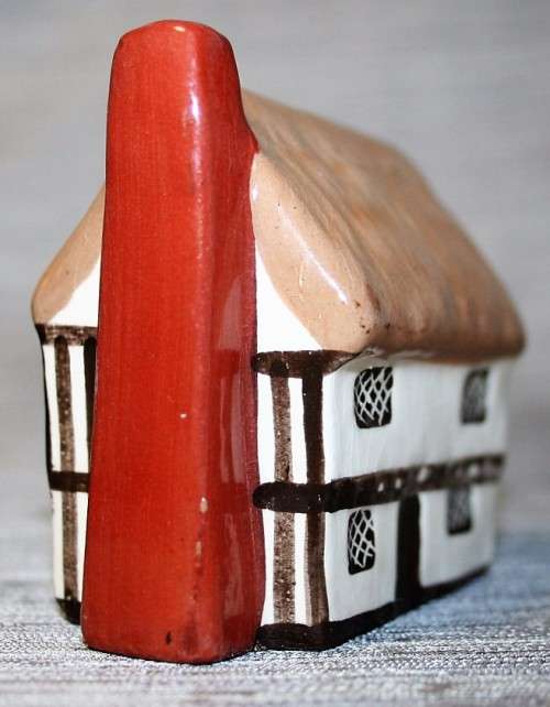 A Spectacular Mudlen End Studio AM - R2 - Pottery Cottage in white Rare Excellent Condition very col