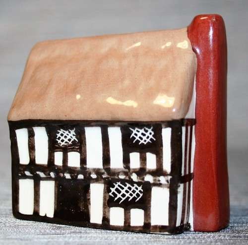 A Spectacular Mudlen End Studio AM - R2 - Pottery Cottage in white Rare Excellent Condition very col