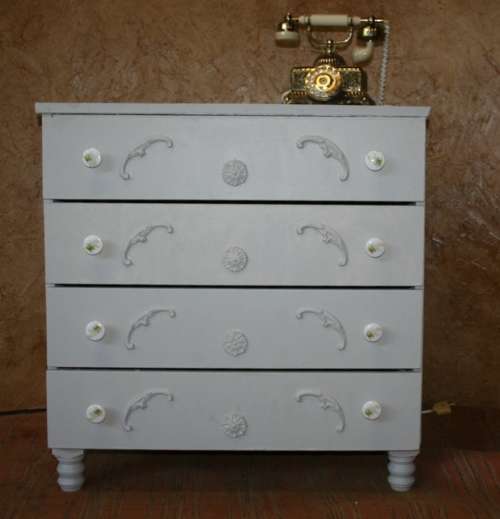 A GORGEOUS FOUR DRAWR SHABBY CHIC CHEST OF DRAWES FINISHED IN A FRESH LINEN COLOR- STUNNING!!!