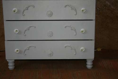 A GORGEOUS FOUR DRAWR SHABBY CHIC CHEST OF DRAWES FINISHED IN A FRESH LINEN COLOR- STUNNING!!!