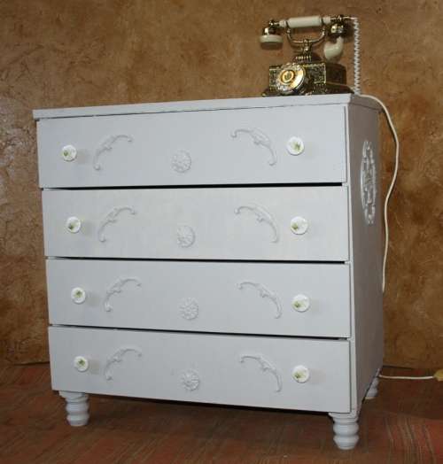 A GORGEOUS FOUR DRAWR SHABBY CHIC CHEST OF DRAWES FINISHED IN A FRESH LINEN COLOR- STUNNING!!!