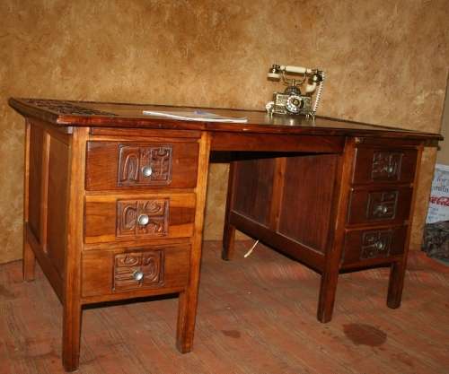 A STUNNING VINTAGE PROPER 1970'S  6 DRAW EXECUTIVE DESK,  WITH BEAUTIFUL CARVINGS