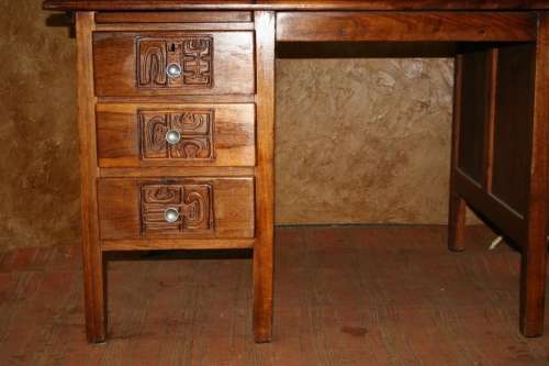 A STUNNING VINTAGE PROPER 1970'S  6 DRAW EXECUTIVE DESK,  WITH BEAUTIFUL CARVINGS