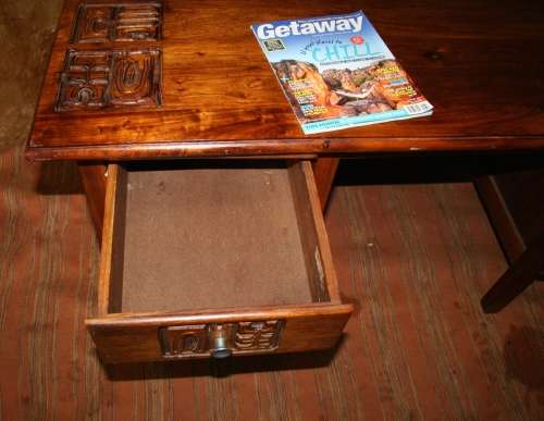 A STUNNING VINTAGE PROPER 1970'S  6 DRAW EXECUTIVE DESK,  WITH BEAUTIFUL CARVINGS