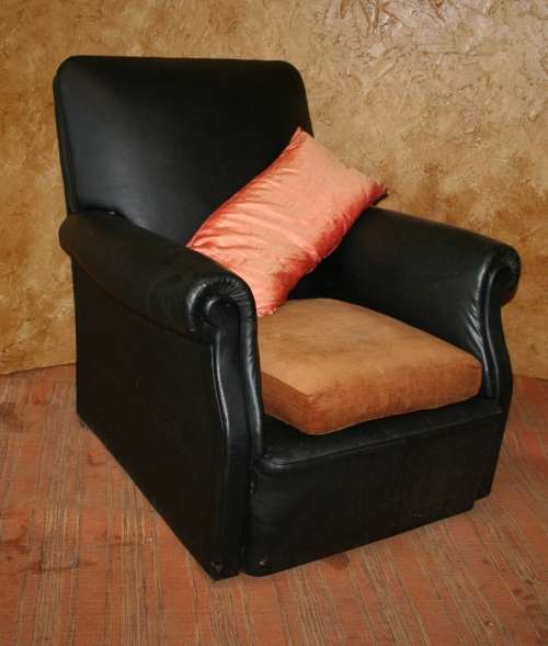 A SPECTACULAR 1940'S ART DECO STYLE CHAIR WITH LEATHERETTE ORIGINAL IN GOOD CONDITION