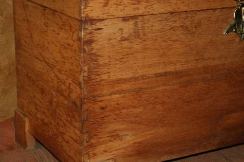 AN AWESOME SOLID KIAAT? CHEST/ STORAGE BOX - WILL LOOK STUNNING INF RONT OF A BED