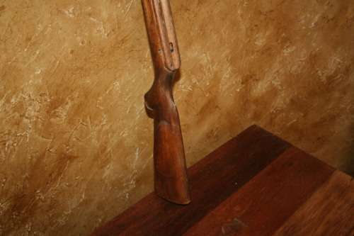 A INTERESTING CROSS BOW MADE OF A BUTT OF AN OLD REFILE STUNNING DECOR