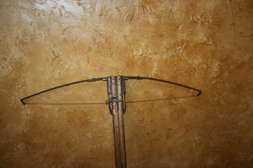 A INTERESTING CROSS BOW MADE OF A BUTT OF AN OLD REFILE STUNNING DECOR