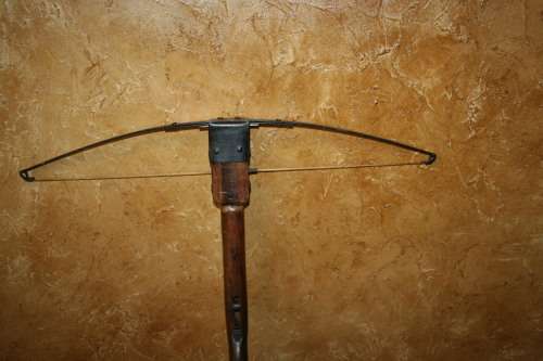 A INTERESTING CROSS BOW MADE OF A BUTT OF AN OLD REFILE STUNNING DECOR