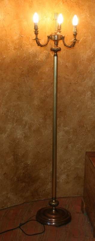 A Exquisite Vintage Brass Floor Lamp - Stunning 3 tier  Brass Floor Lamp - Standing tall and Elegant