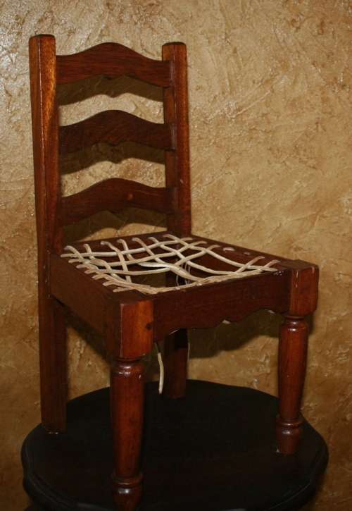 A CUTE SOLLID WOODEN ANTIQUE CHILDREN'S CHAIR WITH REAL "RIEMPIES"