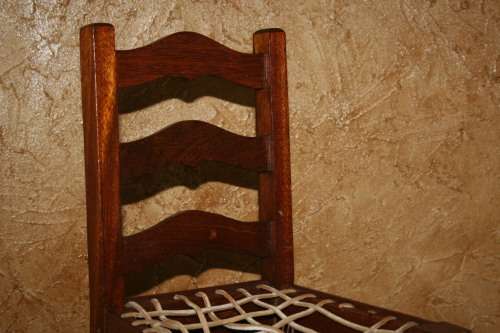 A CUTE SOLLID WOODEN ANTIQUE CHILDREN'S CHAIR WITH REAL "RIEMPIES"